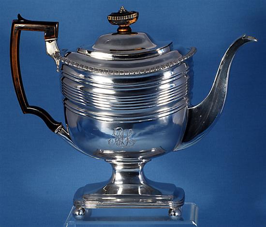 A George III silver pedestal coffee pot, by William Bennett, Height 242mm. Gross 35.6oz/1109g